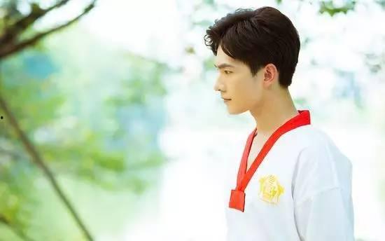 杨洋吃瓜少女视频大全集,甜蜜互动，笑料连连