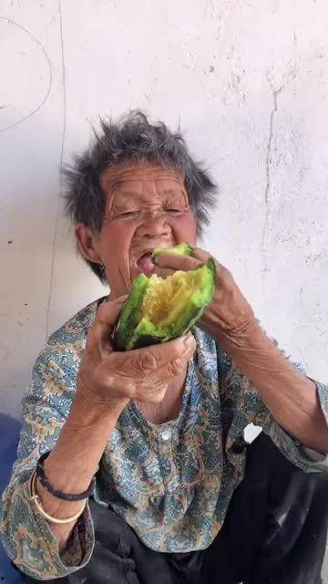 母亲吃瓜视频,温馨日常中的欢乐瞬间