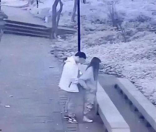 吃瓜视频公园长椅,公园长椅见证吃瓜群众欢乐时光