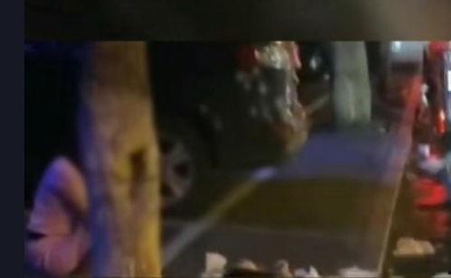 吃瓜路边醉酒女人视频在线观看,街头醉酒女子吃瓜视频引发热议