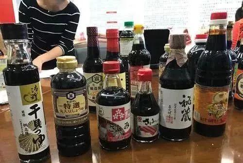 美国吃瓜沾酱油事件视频,吃瓜蘸酱油引发网络热议