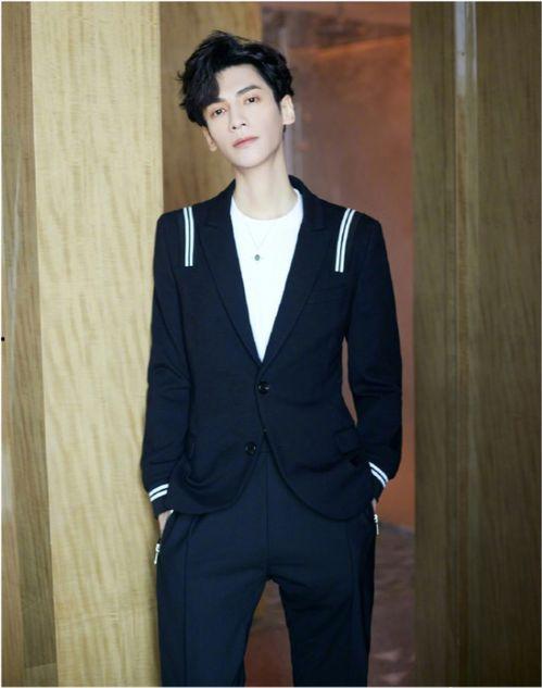 罗云熙视频吃瓜是真的吗,罗云熙吃瓜视频真相揭秘